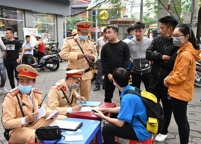 Lực lượng Cảnh sát giao thông, Công an thành phố Hải Phòng xử lý các trường hợp vi phạm về trật tự an toàn giao thông (Ảnh minh họa, nguồn: Báo Biên phòng) Lực lượng Cảnh sát giao thông, Công an thành phố Hải Phòng xử lý các trường hợp vi phạm về trật tự an toàn giao thông (Ảnh minh họa, nguồn: Báo Biên phòng)