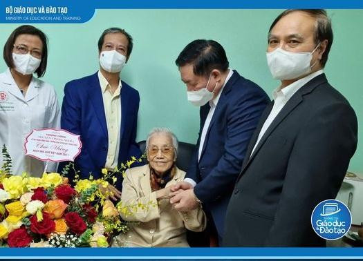Trưởng Ban Tuyên giáo Trung ương Nguyễn Trọng Nghĩa và Bộ trưởng Bộ Giáo dục và Đào tạo - Nguyễn Kim Sơn thăm, chúc mừng nguyên Phó Chủ tịch nước Nguyễn Thị Bình nhân kỷ niệm Ngày Nhà giáo Việt Nam 20/11.(ảnh: Bộ Giáo dục và Đào tạo) Trưởng Ban Tuyên giáo Trung ương Nguyễn Trọng Nghĩa và Bộ trưởng Bộ Giáo dục và Đào tạo - Nguyễn Kim Sơn thăm, chúc mừng nguyên Phó Chủ tịch nước Nguyễn Thị Bình nhân kỷ niệm Ngày Nhà giáo Việt Nam 20/11.(ảnh: Bộ Giáo dục và Đào tạo)