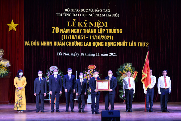 Trong không khí kỷ niệm 39 năm Ngày Nhà giáo Việt Nam, Trường Đại học Sư phạm Hà Nội vinh dự đón nhận Huân chương Lao động hạng Nhất do Chủ tịch nước Nguyễn Xuân Phúc trao tặng. Trong không khí kỷ niệm 39 năm Ngày Nhà giáo Việt Nam, Trường Đại học Sư phạm Hà Nội vinh dự đón nhận Huân chương Lao động hạng Nhất do Chủ tịch nước Nguyễn Xuân Phúc trao tặng.