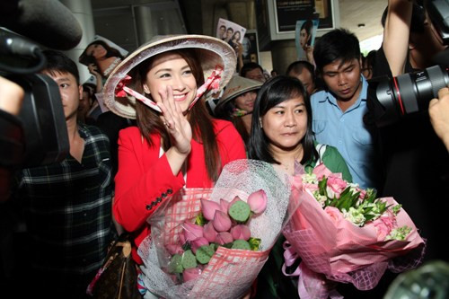 Diễn viên Carla nổi bật trong chiếc áo vest đỏ khỏe khoắn, trẻ trung.