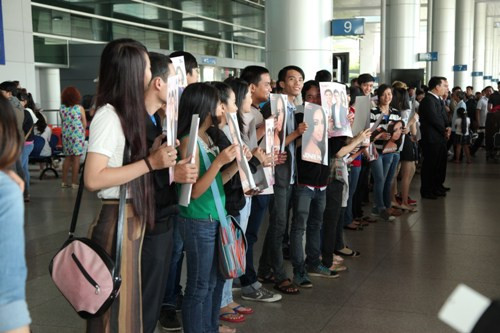 Họ chuẩn bị sẵn poster, băng rôn để bày tỏ sự yêu mến đối với những ngôi sao Philippines.