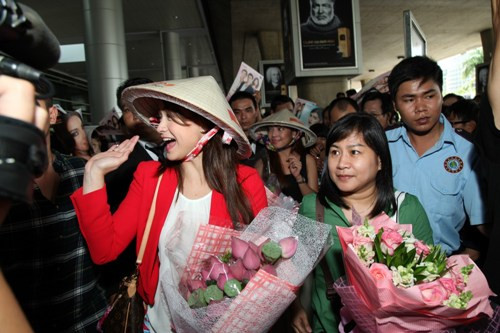 Sau chuyến bay dài nhiều giờ đồng hồ từ Manila - Philippines khá mệt mỏi nhưng Carla vẫn cười tươi thân thiện vẫy chào fan Việt.