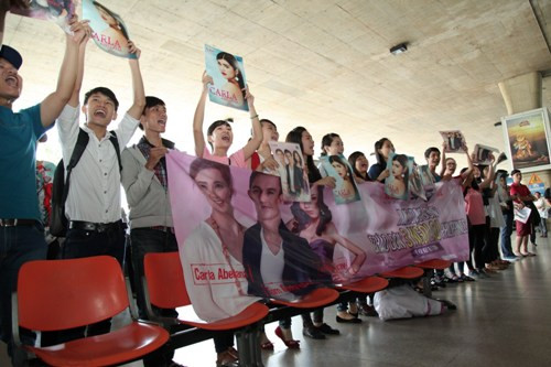 Hàng trăm fan chờ đợi tại sân bay Tân Sơn Nhất để kịp nhìn thấy thần tượng của mình.