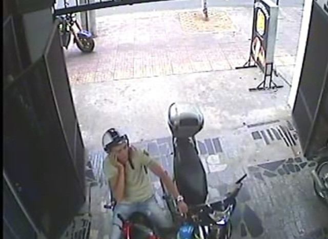 Trong khi đó, tên bên ngoài giả vờ nghe điện thoại, tay liên tục kéo chiếc xe ra ngoài. Trong khi đó, tên bên ngoài giả vờ nghe điện thoại, tay liên tục kéo chiếc xe ra ngoài.