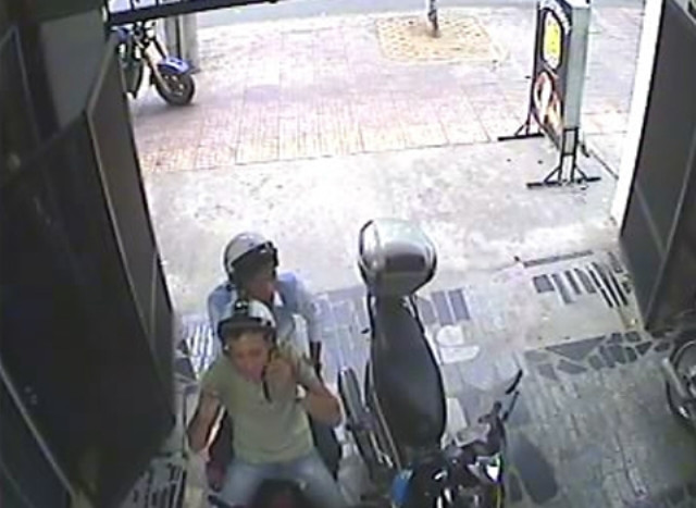 Rồi vào để thực hiện mưu đồ. Rồi vào để thực hiện mưu đồ.