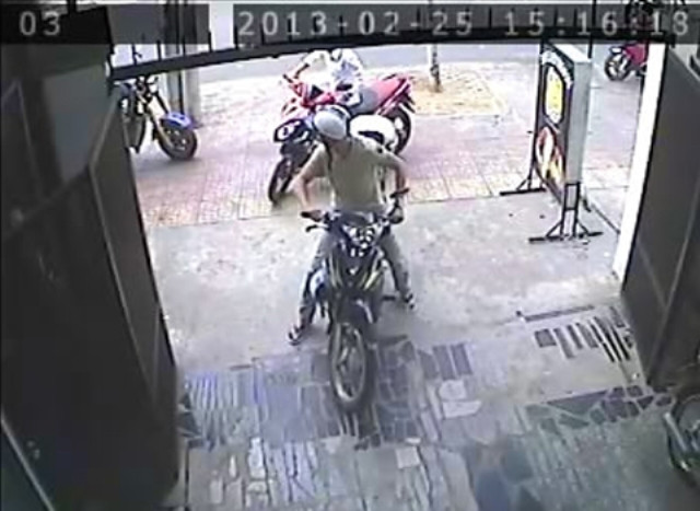 ...và tẩu thoát. ...và tẩu thoát.