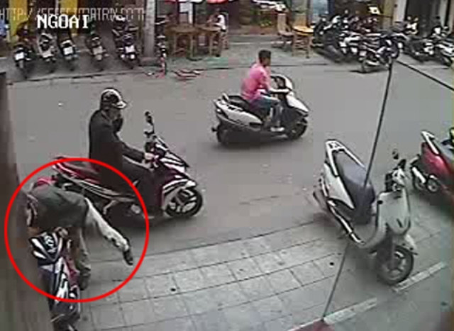 Nhanh như cắt, bằng những động tác chuyên nghiệp, chỉ trong vòng 5 giây, chiếc xe đã bị bẻ khóa. Nhanh như cắt, bằng những động tác chuyên nghiệp, chỉ trong vòng 5 giây, chiếc xe đã bị bẻ khóa.