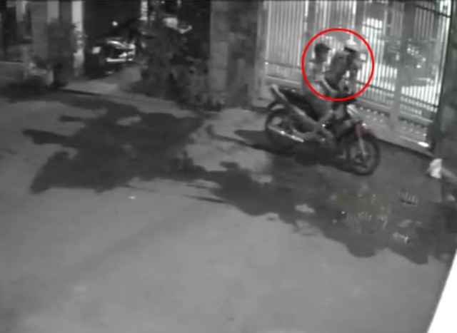 Hai tên trộm đang bẻ khóa. Hai tên trộm đang bẻ khóa.