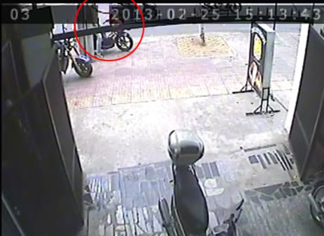 Hai tên trộm dừng rất lâu trước nhà để bàn tính. Hai tên trộm dừng rất lâu trước nhà để bàn tính.