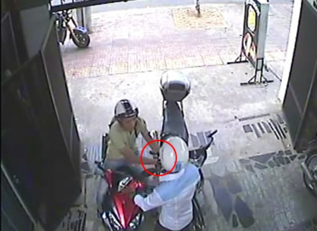 Chớp thời cơ, hắn lao vào bẻ khóa chiếc Future. Chớp thời cơ, hắn lao vào bẻ khóa chiếc Future.