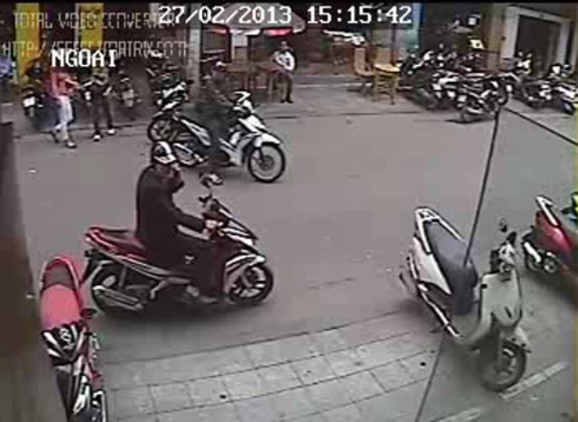 Tên đồng bọn ăn mặc lịch sự, cũng chạy một chiếc Air Blade tương tự. Tên đồng bọn ăn mặc lịch sự, cũng chạy một chiếc Air Blade tương tự.