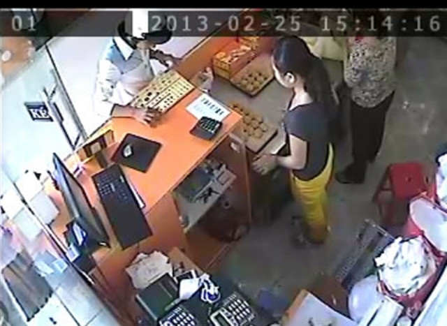 Một tên trộm vào mua bánh. Một tên trộm vào mua bánh.