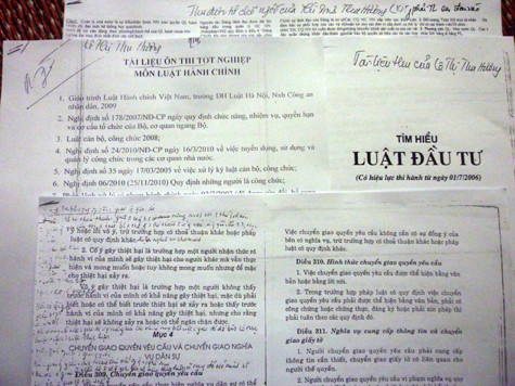 Những tài liệu PGS.TS Trần Ngọc Dũng cung cấp cho phóng viên báo Giáo dục Việt Nam và khẳng định: Đó là những tài liệu của học viên Lê Thị Thu Hương