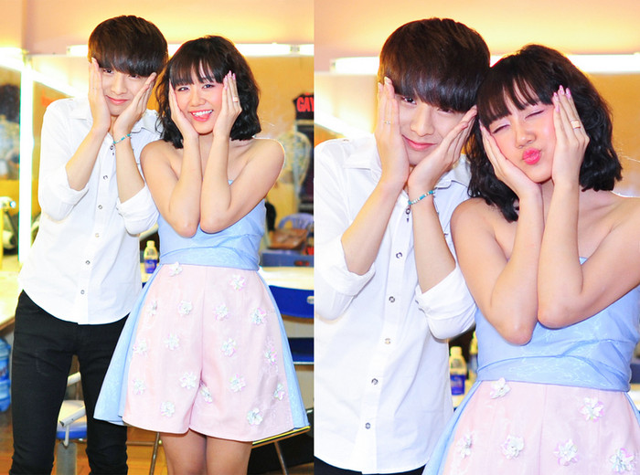 Văn Mai Hương tạo dáng xì tin bên cạnh thần đồng guitar Sungha Jung trong hậu trường. Văn Mai Hương tạo dáng xì tin bên cạnh thần đồng guitar Sungha Jung trong hậu trường.