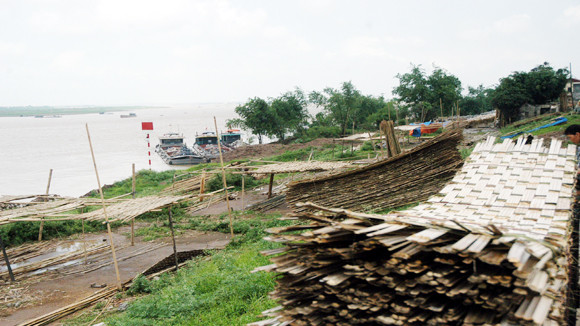 Theo đó, tính từ năm 2008 đến hết Quý I năm 2012, trên địa bàn Thành phố xảy ra đến 1.616 vụ vi phạm, hiện đã xử lý được 741 vụ, chỉ đạt 45,85%, còn tồn đọng tới 875 vụ. Kết quả kiểm tra cho thấy, hình thức vi phạm chủ yếu là lấn chiếm hành lang bảo vệ đê làm nhà ở, nhà xưởng, sản xuất, kinh doanh vật liệu xây dựng; xẻ đê làm dốc; xây dựng lò gạch trên bãi sông, đổ đất, phế thải lấn chiếm bãi sông, lòng sông; xây dựng công trình trái phép trong chỉ giới thoát lũ; khai thác cát không phép. Theo Đoàn kiểm tra, một số vụ ảnh hưởng nghiêm trọng đến thoát lũ, an toàn đê điều như: Tập kết cát sỏi, vật liệu với khối lượng lớn trên bãi sông Hồng khu vực thượng, hạ lưu cầu Thăng Long, huyện Từ Liêm và trên địa bàn xã Thống Nhất, thị trấn Vạn Điểm, huyện Thường Tín; Xây dựng lò gạch, chất tải đất ở bờ hữu sông Hồng khu vực các xã Hồng Thái, Phú Minh, huyện Phú Xuyên... Theo đó, tính từ năm 2008 đến hết Quý I năm 2012, trên địa bàn Thành phố xảy ra đến 1.616 vụ vi phạm, hiện đã xử lý được 741 vụ, chỉ đạt 45,85%, còn tồn đọng tới 875 vụ. Kết quả kiểm tra cho thấy, hình thức vi phạm chủ yếu là lấn chiếm hành lang bảo vệ đê làm nhà ở, nhà xưởng, sản xuất, kinh doanh vật liệu xây dựng; xẻ đê làm dốc; xây dựng lò gạch trên bãi sông, đổ đất, phế thải lấn chiếm bãi sông, lòng sông; xây dựng công trình trái phép trong chỉ giới thoát lũ; khai thác cát không phép. Theo Đoàn kiểm tra, một số vụ ảnh hưởng nghiêm trọng đến thoát lũ, an toàn đê điều như: Tập kết cát sỏi, vật liệu với khối lượng lớn trên bãi sông Hồng khu vực thượng, hạ lưu cầu Thăng Long, huyện Từ Liêm và trên địa bàn xã Thống Nhất, thị trấn Vạn Điểm, huyện Thường Tín; Xây dựng lò gạch, chất tải đất ở bờ hữu sông Hồng khu vực các xã Hồng Thái, Phú Minh, huyện Phú Xuyên...