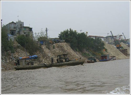 Không chỉ công viên, ao hồ mà tình trạng lấn chiếm ở khu vực đê điều tại Hà Nội đã lên mức báo động. Theo kết quả kiểm tra của Bộ Nông nghiệp và Phát triển nông thôn, tình hình vi phạm pháp luật về đê điều, phòng chống lụt bão trên địa bàn thành phố Hà Nội vẫn đang diễn ra phức tạp, còn tồn đọng nhiều vụ vi phạm chưa xử lý được. Nguy hiểm hơn, quá trình kiểm tra cho thấy đã phát sinh những vụ việc mới có tính chất, mức độ nghiêm trọng. Không chỉ công viên, ao hồ mà tình trạng lấn chiếm ở khu vực đê điều tại Hà Nội đã lên mức báo động. Theo kết quả kiểm tra của Bộ Nông nghiệp và Phát triển nông thôn, tình hình vi phạm pháp luật về đê điều, phòng chống lụt bão trên địa bàn thành phố Hà Nội vẫn đang diễn ra phức tạp, còn tồn đọng nhiều vụ vi phạm chưa xử lý được. Nguy hiểm hơn, quá trình kiểm tra cho thấy đã phát sinh những vụ việc mới có tính chất, mức độ nghiêm trọng.