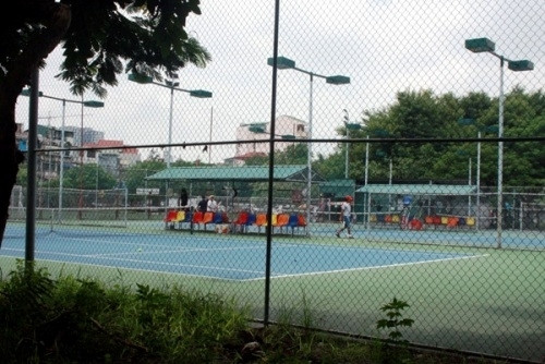 Trước đó, khuôn viên của công viên Tuổi trẻ cũng đã bị cắt để xây nhà hàng, 9 sân tennis và 5 công trình kiên cố…Ngày 13/8, UBND thành phố Hà Nội đã có văn bản yêu cầu quận Hai Bà Trưng tổ chức xử lý vi phạm và hoàn thiện trong quý IV/2012. Sở Xây dựng chỉ đạo, giám sát và phối hợp với UBND quận Hai Bà Trưng thực hiện ngay. Trước đó, khuôn viên của công viên Tuổi trẻ cũng đã bị cắt để xây nhà hàng, 9 sân tennis và 5 công trình kiên cố…Ngày 13/8, UBND thành phố Hà Nội đã có văn bản yêu cầu quận Hai Bà Trưng tổ chức xử lý vi phạm và hoàn thiện trong quý IV/2012. Sở Xây dựng chỉ đạo, giám sát và phối hợp với UBND quận Hai Bà Trưng thực hiện ngay.