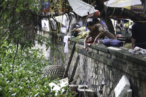 Rác thải đang vứt trực tiếp xuống mặt hồ. Rác thải đang vứt trực tiếp xuống mặt hồ.