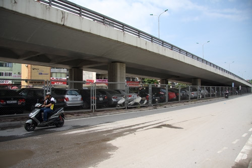 Nghị định 34/2010/NĐ-CP ngày 2/4/2010 của Chính phủ cũng nêu rõ: “Phạt tiền từ 2-3 triệu đồng đối với một trong các hành vi buôn bán, dựng lều quán, công trình tạm thời khác trái phép trong khu vực đô thị tại hầm đường bộ, cầu vượt, hầm cho người đi bộ…” Năm 2011, Bộ Giao thông Vận tải ban hành Thông tư số 39 quy định: “Không được sử dụng gầm cầu đường bộ làm nơi ở, hoạt động kinh doanh dịch vụ, điểm dừng xe, bến xe gây mất an toàn công trình cầu, mất an toàn giao thông, ô nhiễm môi trường”. Vậy mà suốt mấy năm qua, bất chấp quy định của, sở Giao thông vận tải Hà Nội vẫn cấp phép cho các đơn vị tổ chức tổ chức trông giữ xe tại gầm các cây cầu vượt. Nghị định 34/2010/NĐ-CP ngày 2/4/2010 của Chính phủ cũng nêu rõ: “Phạt tiền từ 2-3 triệu đồng đối với một trong các hành vi buôn bán, dựng lều quán, công trình tạm thời khác trái phép trong khu vực đô thị tại hầm đường bộ, cầu vượt, hầm cho người đi bộ…” Năm 2011, Bộ Giao thông Vận tải ban hành Thông tư số 39 quy định: “Không được sử dụng gầm cầu đường bộ làm nơi ở, hoạt động kinh doanh dịch vụ, điểm dừng xe, bến xe gây mất an toàn công trình cầu, mất an toàn giao thông, ô nhiễm môi trường”. Vậy mà suốt mấy năm qua, bất chấp quy định của, sở Giao thông vận tải Hà Nội vẫn cấp phép cho các đơn vị tổ chức tổ chức trông giữ xe tại gầm các cây cầu vượt.