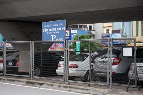 Không chỉ công viên, bất chấp quy định về quản lý và bảo vệ kết cấu hạ tầng giao thông đường bộ, các đơn vị vẫn lập hàng rào, dựng biển trông giữ ô tô, xe máy tại hầu hết khuôn viên dưới gầm các cây cầu vượt. Không chỉ công viên, bất chấp quy định về quản lý và bảo vệ kết cấu hạ tầng giao thông đường bộ, các đơn vị vẫn lập hàng rào, dựng biển trông giữ ô tô, xe máy tại hầu hết khuôn viên dưới gầm các cây cầu vượt.