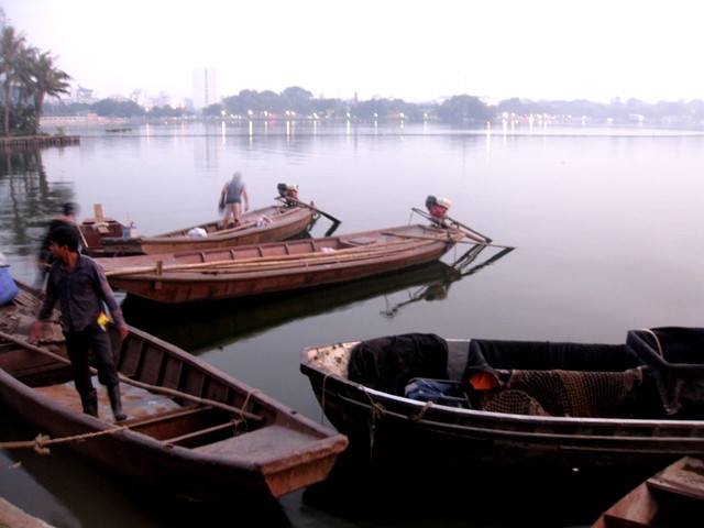 Nhiều chiếc thuyền neo đậu như thế này khiến hồ Tây trở nên nhếch nhác. Nhiều chiếc thuyền neo đậu như thế này khiến hồ Tây trở nên nhếch nhác.