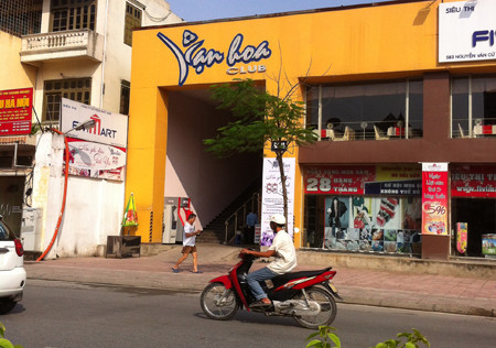 Tháng 5/2012, Cơ quan chức năng TP Hà Nội vừa tiến hành kiểm tra và phát hiện một loạt sai phạm trong quản lý đất đai tại Nhà máy xe lửa Gia Lâm. Nhà máy xe lửa Gia Lâm (NMXL) thuộc chi nhánh Tổng Cty Đường sắt Việt Nam, từ lâu đã được giao quản lý hàng chục nghìn mét vuông đất tại các địa chỉ 449A, 449B phố Ngọc Lâm (phường Ngọc Lâm) và 551, 583, đường Nguyễn Văn Cừ (phường Gia Thụy), quận Long Biên, Hà Nội. Qua kiểm tra hiện trạng sử dụng đất do nhà máy này quản lý, cơ quan chức năng TP Hà Nội phát hiện, hầu hết số đất trên đã bị “xẻ thịt” cho các tổ chức, cá nhân thuê để mở dịch vụ kinh doanh không đúng với mục đích sử dụng đất được giao. Khu đất rộng trên 2.000m2 này đã được băm nhỏ cho khoảng 10 đơn vị, cá nhân thuê lại. Tháng 5/2012, Cơ quan chức năng TP Hà Nội vừa tiến hành kiểm tra và phát hiện một loạt sai phạm trong quản lý đất đai tại Nhà máy xe lửa Gia Lâm. Nhà máy xe lửa Gia Lâm (NMXL) thuộc chi nhánh Tổng Cty Đường sắt Việt Nam, từ lâu đã được giao quản lý hàng chục nghìn mét vuông đất tại các địa chỉ 449A, 449B phố Ngọc Lâm (phường Ngọc Lâm) và 551, 583, đường Nguyễn Văn Cừ (phường Gia Thụy), quận Long Biên, Hà Nội. Qua kiểm tra hiện trạng sử dụng đất do nhà máy này quản lý, cơ quan chức năng TP Hà Nội phát hiện, hầu hết số đất trên đã bị “xẻ thịt” cho các tổ chức, cá nhân thuê để mở dịch vụ kinh doanh không đúng với mục đích sử dụng đất được giao. Khu đất rộng trên 2.000m2 này đã được băm nhỏ cho khoảng 10 đơn vị, cá nhân thuê lại.