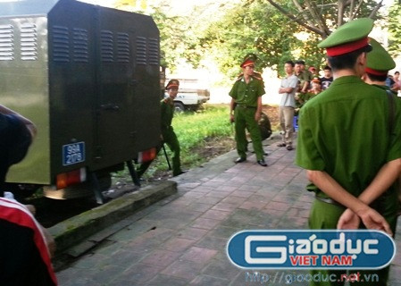 Xe bịt bùng đưa Tiềm đến phiên xét xử Xe bịt bùng đưa Tiềm đến phiên xét xử