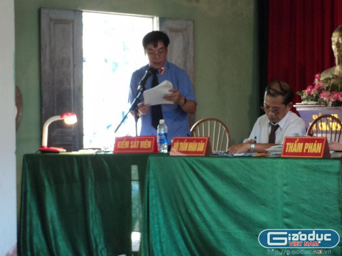 Kiểm sát viên Nguyễn Công Hoan đọc bản luận tội Kiểm sát viên Nguyễn Công Hoan đọc bản luận tội