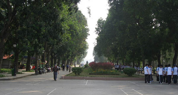 Sở Quy hoạch - Kiến trúc (QH-KT) TP Hà Nội vừa có văn bản truyền đạt ý kiến chỉ đạo của UBND TP về đề xuất của Công ty Khai thác điểm đỗ xe Hà Nội được đầu tư xây dựng bãi giữ xe dàn thép trong Công viên Thống Nhất. Theo đó, vị trí bãi giữ xe nằm ở góc đường Nguyễn Đình Chiểu - Trần Nhân Tông (trong phạm vi công viên), diện tích khoảng 3.000 m2, cao 4 tầng, đáp ứng nhu cầu đỗ xe cho khoảng 400 ô tô. Trong khi đó, Công viên Thống Nhất cũng đang lập dự án xin UBND TP Hà Nội cho phép xây dựng 4 bãi giữ xe trong khuôn viên. Các bãi đỗ xe này nằm ở vị trí gần các cổng vào, được Công viên Thống Nhất cho rằng nằm ở các khoảng không phù hợp, không làm ảnh hưởng đến phần diện tích trồng cây xanh và cảnh quan chung. Sở Quy hoạch - Kiến trúc (QH-KT) TP Hà Nội vừa có văn bản truyền đạt ý kiến chỉ đạo của UBND TP về đề xuất của Công ty Khai thác điểm đỗ xe Hà Nội được đầu tư xây dựng bãi giữ xe dàn thép trong Công viên Thống Nhất. Theo đó, vị trí bãi giữ xe nằm ở góc đường Nguyễn Đình Chiểu - Trần Nhân Tông (trong phạm vi công viên), diện tích khoảng 3.000 m2, cao 4 tầng, đáp ứng nhu cầu đỗ xe cho khoảng 400 ô tô. Trong khi đó, Công viên Thống Nhất cũng đang lập dự án xin UBND TP Hà Nội cho phép xây dựng 4 bãi giữ xe trong khuôn viên. Các bãi đỗ xe này nằm ở vị trí gần các cổng vào, được Công viên Thống Nhất cho rằng nằm ở các khoảng không phù hợp, không làm ảnh hưởng đến phần diện tích trồng cây xanh và cảnh quan chung.