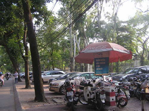 Kiến trúc sư Nguyễn Tấn Vạn, Chủ tịch Hội Kiến trúc sư Việt Nam cũng nhìn nhận: “Đây là dự án phi lý nhất mà tôi từng được nghe. Công viên là nơi để người dân sinh hoạt, vui chơi, giải trí trong bối cảnh TP ngột ngạt, thiếu cây xanh. Đừng vì mục đích nào đó mà dựng lên những công trình ngoạm vào đất công viên”. Ảnh: Khu vực Công viên Thống Nhất, đoạn góc đường Nguyễn Đình Chiểu – Trần Nhân Tông, dự kiến xây bãi giữ xe. Kiến trúc sư Nguyễn Tấn Vạn, Chủ tịch Hội Kiến trúc sư Việt Nam cũng nhìn nhận: “Đây là dự án phi lý nhất mà tôi từng được nghe. Công viên là nơi để người dân sinh hoạt, vui chơi, giải trí trong bối cảnh TP ngột ngạt, thiếu cây xanh. Đừng vì mục đích nào đó mà dựng lên những công trình ngoạm vào đất công viên”. Ảnh: Khu vực Công viên Thống Nhất, đoạn góc đường Nguyễn Đình Chiểu – Trần Nhân Tông, dự kiến xây bãi giữ xe.