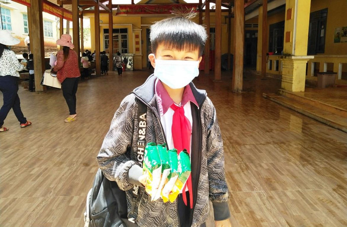 Học sinh Trường phổ thông dân tộc bán trú xã Krong (huyện K'bang, Gia Lai) nhận được những gói mỳ tôm hỗ trợ sau khi bị cắt chế độ hỗ trợ. Ảnh: MT Học sinh Trường phổ thông dân tộc bán trú xã Krong (huyện K'bang, Gia Lai) nhận được những gói mỳ tôm hỗ trợ sau khi bị cắt chế độ hỗ trợ. Ảnh: MT