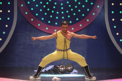 Hai quả tạ bằng kim loại đã được gắn vào cổ.