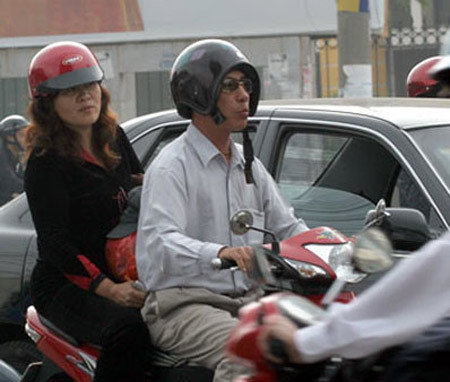 Đội mũ thế này mới thời trang.