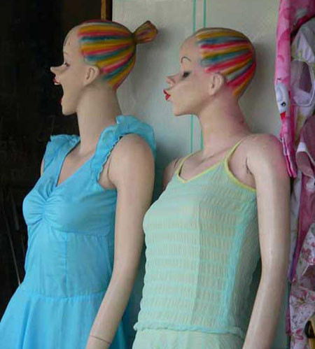 "Anh chàng kia đẹp trai ghê bà nhỉ"