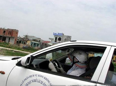 Thầy bắt lái, vội quá chưa kịp cởi gì.