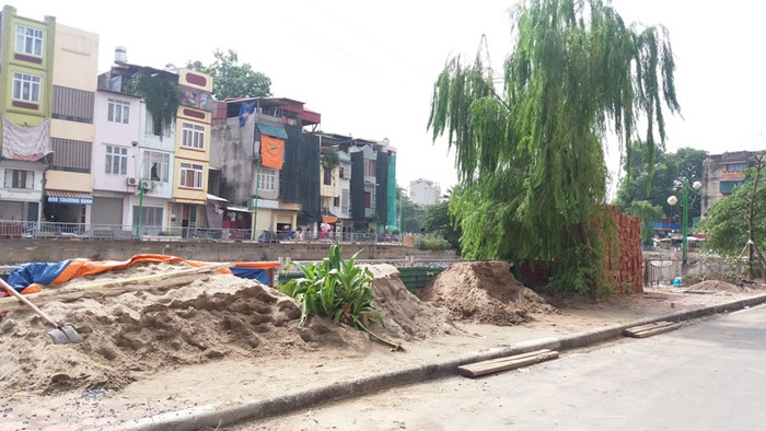 Cửa kinh doanh hàng vật liệu xây dựng Dũng Hằng ngang nhiên lẫn chiếm vỉa hè của người đi bộ. Ảnh Trần Việt. Cửa kinh doanh hàng vật liệu xây dựng Dũng Hằng ngang nhiên lẫn chiếm vỉa hè của người đi bộ. Ảnh Trần Việt.