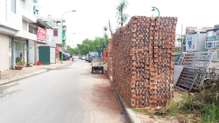 Bãi tập kết vật liệu của cửa hàng Phong Ngọc cũng chiếm chọn vỉa hè, người dân có muốn đi bộ qua đây cũng không được. Ảnh Trần Việt. Bãi tập kết vật liệu của cửa hàng Phong Ngọc cũng chiếm chọn vỉa hè, người dân có muốn đi bộ qua đây cũng không được. Ảnh Trần Việt.