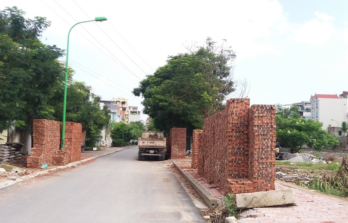 Không chỉ tập kết ngay trên vỉa hè mà ông Lê Hồng Quang, chủ cửa hàng vật liệu xây dựng còn chiếm luôn một phần của khu vui chơi để để làm nơi kinh doanh cát, đá. Ảnh Trần Việt. Không chỉ tập kết ngay trên vỉa hè mà ông Lê Hồng Quang, chủ cửa hàng vật liệu xây dựng còn chiếm luôn một phần của khu vui chơi để để làm nơi kinh doanh cát, đá. Ảnh Trần Việt.