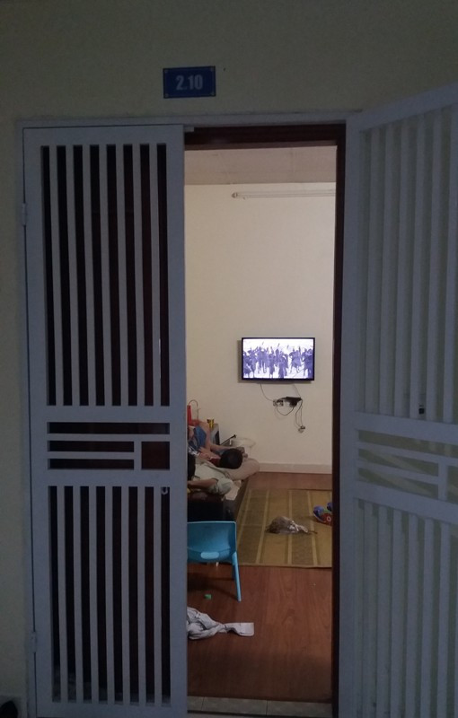 Hiện nay tại tầng 02, tầng 03 được thiết kế làm trung tâm thương mại văn phòng nhưng cũng được Liên danh chủ đầu tư cho xây thành căn hộ để bán, người dân cũng đã về ở. Ảnh Bảo Nam.