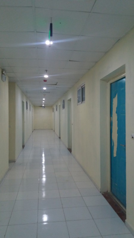 Được phê duyệt làm trung tâm thương mại văn phòng nhưng các tầng 02, tầng 03 đều bị biến thành căn hộ để bán. Ảnh Bảo Nam.