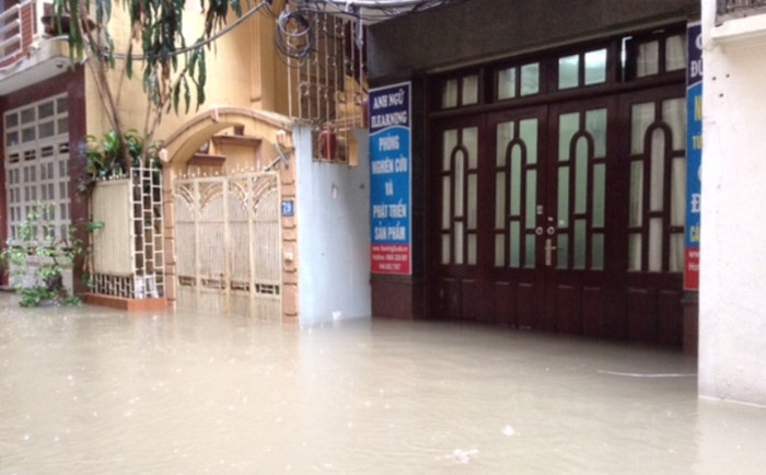 Sau mỗi trận mưa, toàn bộ khu phố bị tê liệt hoàn toàn, thậm chí còn tràn lên cả nhà người dân gây hư hỏng cả tài sản. Ảnh do người dân cung cấp. Sau mỗi trận mưa, toàn bộ khu phố bị tê liệt hoàn toàn, thậm chí còn tràn lên cả nhà người dân gây hư hỏng cả tài sản. Ảnh do người dân cung cấp.