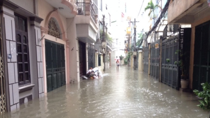 Mỗi khi mưa xuống, cả tổ 44, phường Yên Hòa lại ngập chìm trong biển nước. Ảnh do người dân cung cấp. Mỗi khi mưa xuống, cả tổ 44, phường Yên Hòa lại ngập chìm trong biển nước. Ảnh do người dân cung cấp.