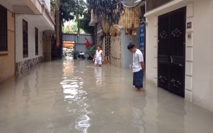 Và rồi, mỗi khi mưa xuống, toàn bộ tổ dân phố số 44, phường Yên Hòa đều ngập lên tận nhà làm hư hỏng rất nhiều tài sản của cùa dân.