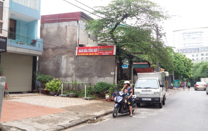 Ngôi nhà xây dựng trên đất lấn chiếm đã "nuốt" chọn cả vỉa hè, bịt cả lối vào của nhà dân. Ảnh Trần Việt. Ngôi nhà xây dựng trên đất lấn chiếm đã "nuốt" chọn cả vỉa hè, bịt cả lối vào của nhà dân. Ảnh Trần Việt.