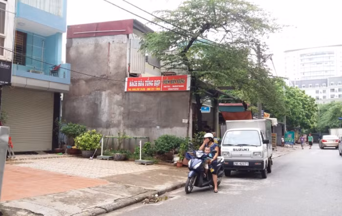 Ngôi nhà kiên cố này đã ngang nhiên xây dựng trên đất thuộc dự án, lấn chiếm cả vỉa hè và dải cây xanh cách ly.