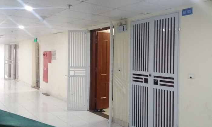 Với việc tự ý biến các tầng được phê duyệt làm trung tâm thương mại, văn phòng cho thuê thành các căn hộ để bán cho người dân tại KĐT Nam Xa La bằng những hợp đồng "giả", Công ty Phúc Hà đang khiến người dân có nguy cơ mất trắng vì việc làm phi pháp của mình. Ảnh Bảo Nam. Với việc tự ý biến các tầng được phê duyệt làm trung tâm thương mại, văn phòng cho thuê thành các căn hộ để bán cho người dân tại KĐT Nam Xa La bằng những hợp đồng "giả", Công ty Phúc Hà đang khiến người dân có nguy cơ mất trắng vì việc làm phi pháp của mình. Ảnh Bảo Nam.