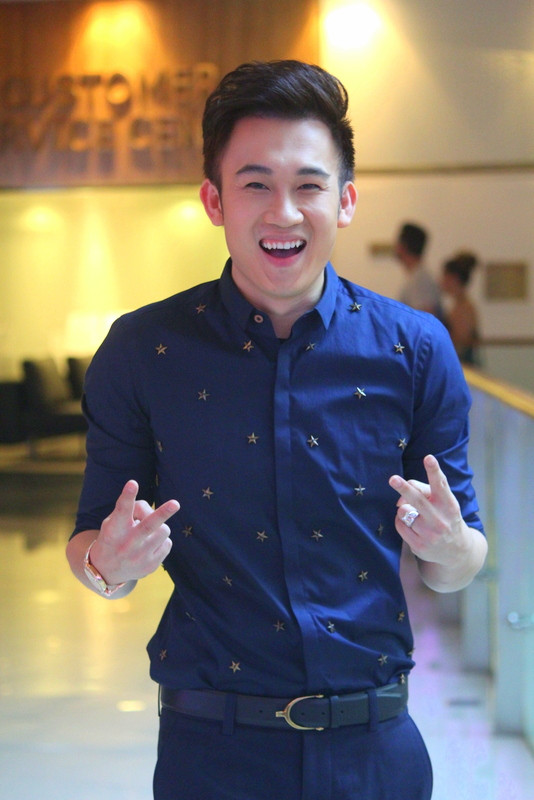 Dương Triệu Vũ bảnh trai với phong cách thời trang đơn giản nhưng không kém phần lịch lãm.