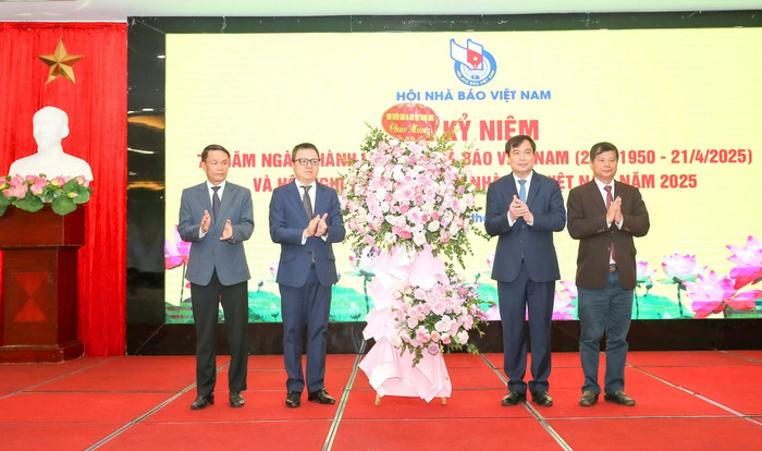 Lãnh đạo Ban Tuyên giáo và Dân vận Trung ương tặng lẵng hoa chúc mừng 75 năm thành lập Hội Nhà báo Việt Nam (ảnh: Báo Nhà báo và Công luận) 1.jpg