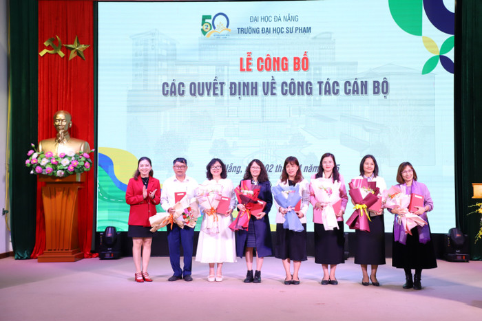 Đại diện lãnh đạo Nhà trường tặng hoa tri ân các viên chức thôi giữ các chức vụ lãnh đạo, quản lý. 9.jpg