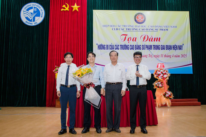 Ban tổ chức tặng hoa cho Trường Cao đẳng sư phạm Trung ương Nha Trang, đơn vị đăng cai toạ đàm của Câu lạc bộ năm 2026 482871002_1007640887979315_5550994934553158683_n.jpg